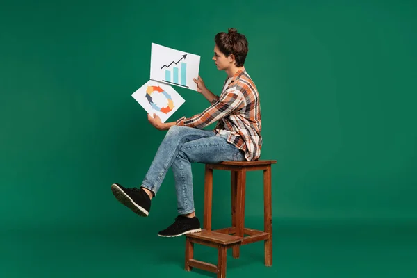 图表和图表 一个有表现力的小男孩的画像 穿着休闲装的青少年 在绿色工作室的背景下显得孤立无援 回到学校 时尚的概念 广告的复制空间 — 图库照片