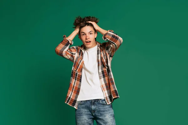 Πορτρέτο Του Σοκαρισμένο Νεαρό Αγόρι Έφηβος Casual Στυλ Ρούχα Θέτουν — Φωτογραφία Αρχείου