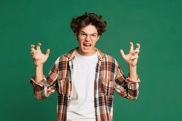 Wütender Kleiner Junge Teenager Lässiger Kleidung Der Isoliert Vor Grünem — Stockfoto