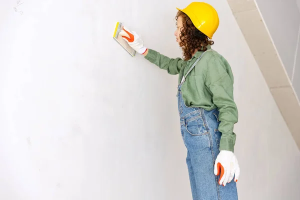 Repair Work Young Woman Professional Builder Makes Room Repairs Using — Zdjęcie stockowe