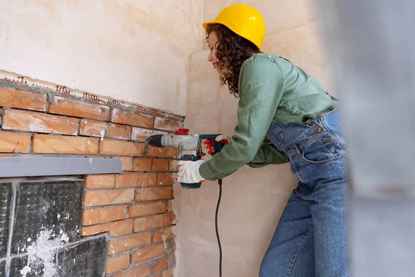 Repair Work Young Woman Professional Builder Makes Room Repairs Using — Zdjęcie stockowe