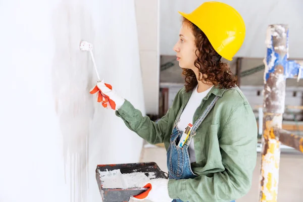 Repair Work Young Woman Professional Builder Makes Room Repairs Using — Fotografia de Stock