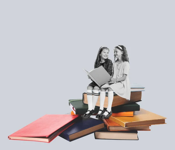 Kolaż Sztuki Współczesnej Dwie Piękne Dziewczyny Dzieci Siedzące Książkach Czytające — Zdjęcie stockowe