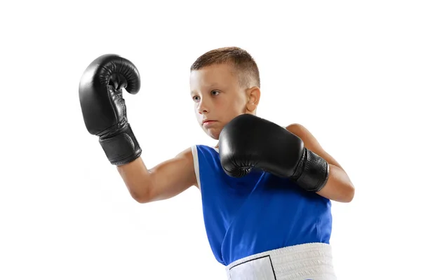 Крупный План Спортивный Мальчик Ребенок Боксерских Перчатках Шортах Тренировки Изолированы — стоковое фото