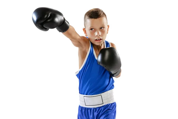Uderzenie Sportowy Chłopiec Dzieciak Rękawiczkach Bokserskich Spodenkach Trening Izolowany Białym — Zdjęcie stockowe