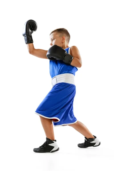 Prawy Sierpowy Sportowy Chłopiec Dzieciak Rękawiczkach Bokserskich Spodenkach Trening Izolowany — Zdjęcie stockowe