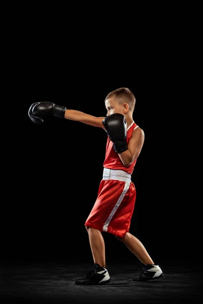 Joven Boxeador Principiante Entrenamiento Niño Deportivo Aislado Sobre Fondo Oscuro —  Fotos de Stock