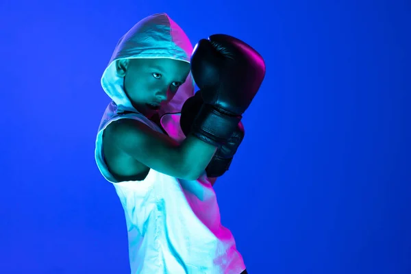 Спорт Мода Стильный Мальчик Начинающий Боксер Тренирующийся Синем Фоне Неоновом — стоковое фото