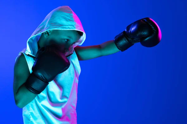 Frappe Garçon Élégant Entraînement Boxeur Débutant Isolé Sur Fond Bleu — Photo