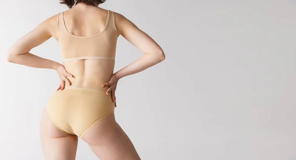 타박상을 여성의 스튜디오 배경에 고립된 속옷을 엉덩이를 부딪친다 Concept Beauty — 스톡 사진