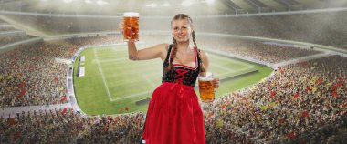 Duygular. Sevimli, gülümseyen bir kadın, geleneksel bir Bavyera ya da Alman dirndl giyen garson kalabalık futbol stadyumunun arkasında koca bir kupa bira tutuyor. Spor etkinliği, Ekim festivali, futbol.