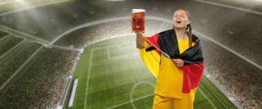 Alman bayrağıyla genç ve şaşkın bir kızla yapılan kolaj kalabalık stadyumdaki favori takımı destekliyor. Futbol fanatikleri duyguları, rekabet, spor, şampiyonluk konsepti.
