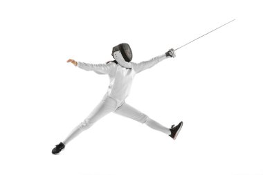 Spor kostümlü kadın eskrimcinin dinamik portresi ve elinde rapier tutan eskrim maskesi ve beyaz arka planda izole edilmiş eğitim. Spor, gençlik, sağlıklı yaşam tarzı, başarılar. İlan için alanı kopyala