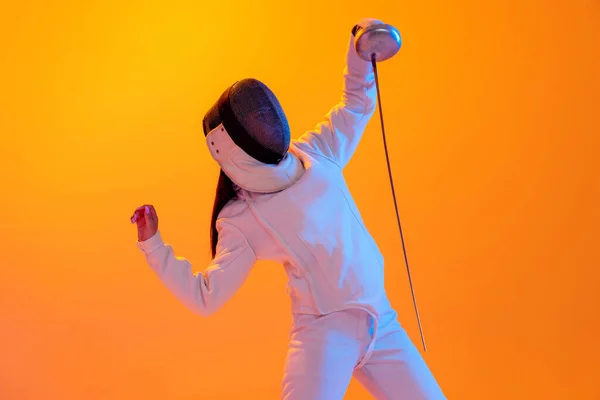 Win Studio Shot Professional Fencer White Fencing Costume Mask Action — Stockfoto