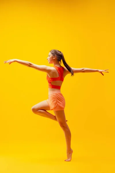Yoga Meditatie Balans Jong Mooi Slank Flexibel Meisje Shorts Doen — Stockfoto
