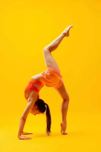 Yoga Meditación Equilibrio Joven Hermosa Chica Delgada Flexible Pantalones Cortos — Foto de Stock