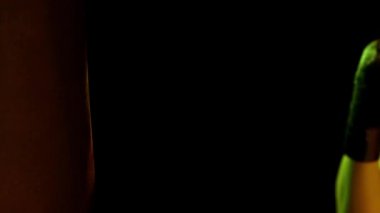 Yakından çekilen boks eldivenli eller, neon ışıklı, koyu dumanlı spor salonunda kum torbası üzerinde pratik yapıyorlar. Spor, aksiyon, güç, enerji konsepti. Spor yapan kadınlar. 4k, video