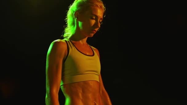 Emosi Pemenang Petinju Wanita Muda Profesional Berteriak Gym Berasap Gelap — Stok Video
