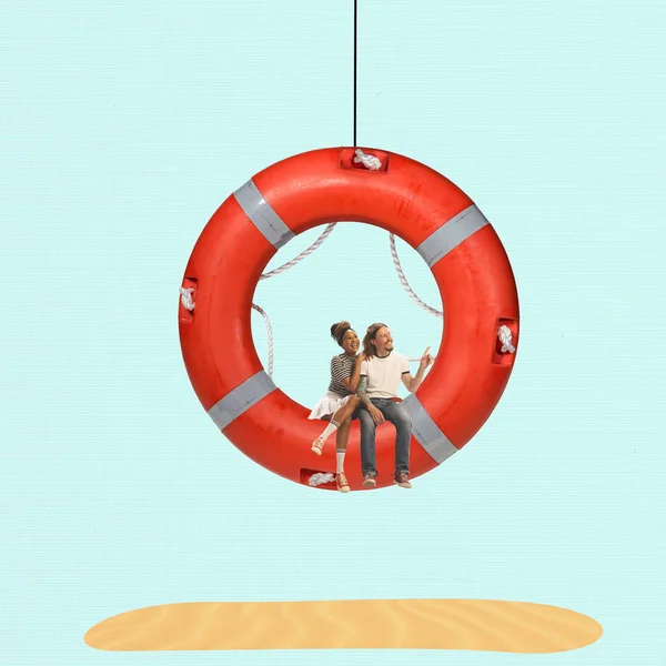 Гойдалки Щаслива Пара Сидить Великому Червоному Рятувальному Житті Морському Пляжі — стокове фото