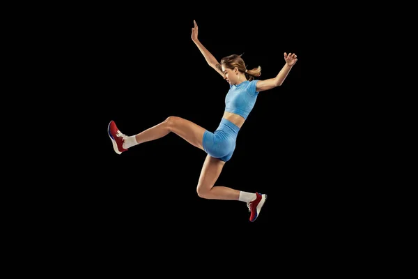 Genç Sporcu Kız Uzun Atlamacı Mavi Üniformalı Siyah Arka Planda — Stok fotoğraf