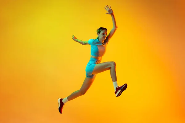 Professionele Longjumper Een Vrouwelijke Atleet Sportuniform Springen Geïsoleerd Gele Achtergrond — Stockfoto