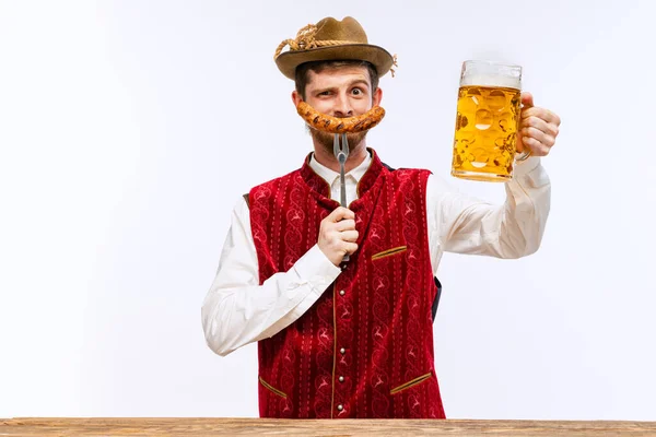 Забавно Счастливчик Традиционном Баварском Немецком Костюме Большим Бокалом Пива Жареной — стоковое фото