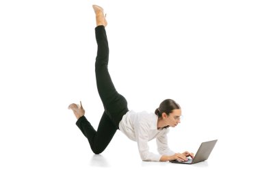 Laptop kullanıyorum. Genç bir iş kadını beyaz arka planda iş kıyafeti giyiyor. İş, girişim, açık alan, bale ya da mesleki meslek kavramı.