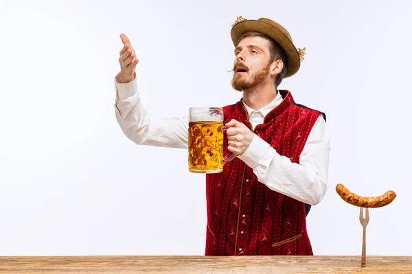Смачне Пиво Молодий Октоберфест Емоційний Чоловік Капелюсі Одягнений Традиційний Баварський — стокове фото