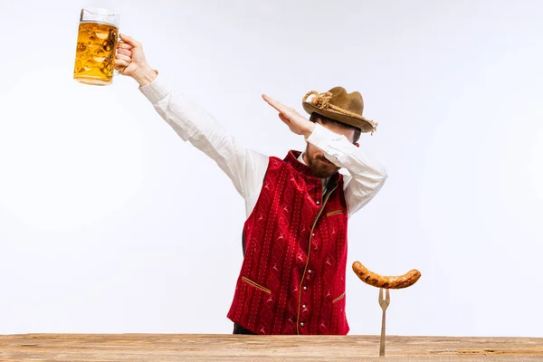 Даб Молодий Виразний Чоловік Капелюсі Одягнений Традиційний Баварський Костюм Великим — стокове фото