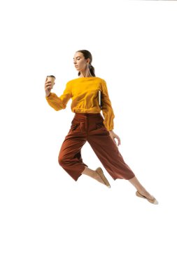 Enerjik genç kız atlıyor, beyaz arka planda tek başına uçuyor. İş, başlangıç, açık alan, bale ya da profesyonel meslek kavramı. Dinamik, hızlı yaşam. İlan için alanı kopyala