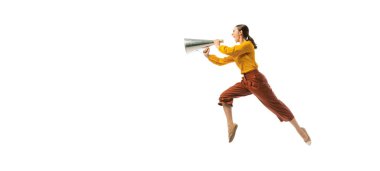 Beyaz arka planda izole edilmiş megafona bağıran, kendini ifade eden genç bir kız ilanı. İş, girişim, açık alan, profesyonel meslek kavramı. İlan için alanı kopyala