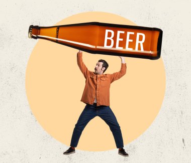 Aydınlık arka planda büyük bira şişesini kafasının üzerine kaldıran adam. Çağdaş yaratıcı sanat kolajı, ilham, fikir, trend şehir dergisi tarzı, moda ve tarz.