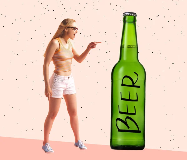 Нічого Собі Красива Щаслива Дівчина Вказує Величезну Пляшку Зеленого Пива — стокове фото