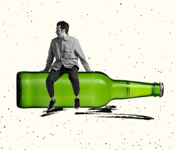 Лети Шокированный Мужчина Сидит Огромной Пивной Бутылке Коллаж Современного Искусства — стоковое фото