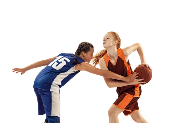 Twee Basketbalspelers Jonge Meisjes Tiener Die Basketbal Spelen Een Witte — Stockfoto