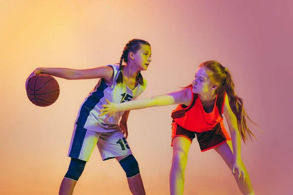 Ataque Defensa Jugadoras Baloncesto Chicas Jóvenes Entrenamiento Adolescente Con Pelota — Foto de Stock