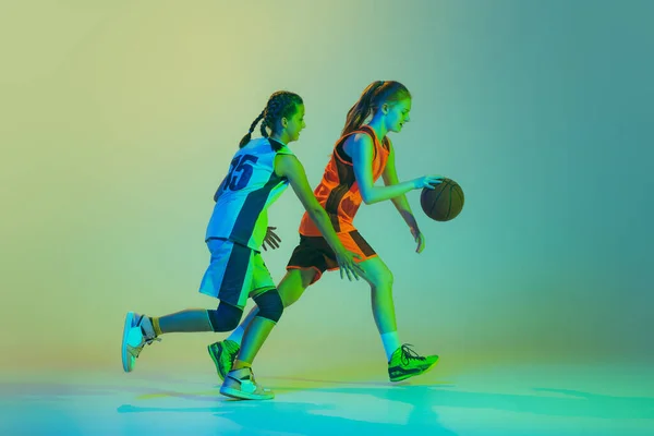 Вуличний Жіночі Баскетболістки Молоді Дівчата Підліткові Тренування Баскетбольним Ячем Ізольовані — стокове фото