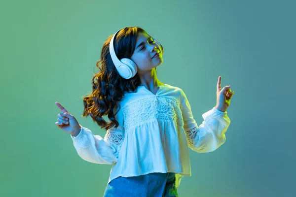 Музыку Счастливая Маленькая Девочка Наушниках Танцует Изолированно Голубом Фоне Белом — стоковое фото