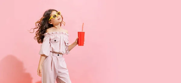 Summer Vacation Fashionable Little Girl Kid Dreaming Tasting Sweet Lemonade — Fotografia de Stock