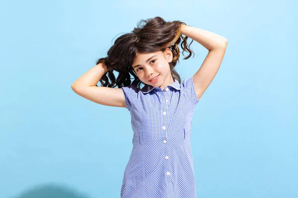 Portret Ślicznej Dziewczynki Dziecko Wieku Szkolnym Letniej Sukience Odizolowane Niebieskim — Zdjęcie stockowe