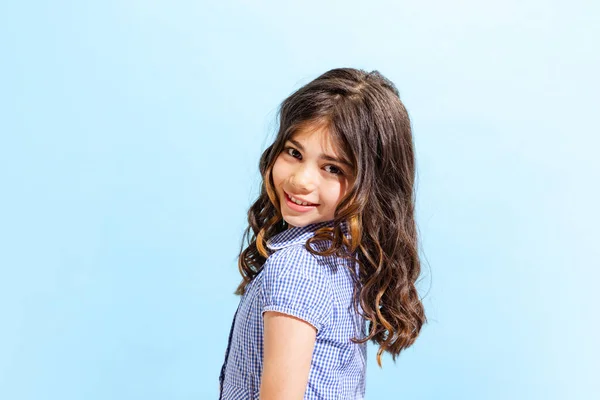 Uśmiech Portret Ślicznej Dziewczynki Dziecko Wieku Szkolnym Letniej Sukience Odizolowane — Zdjęcie stockowe