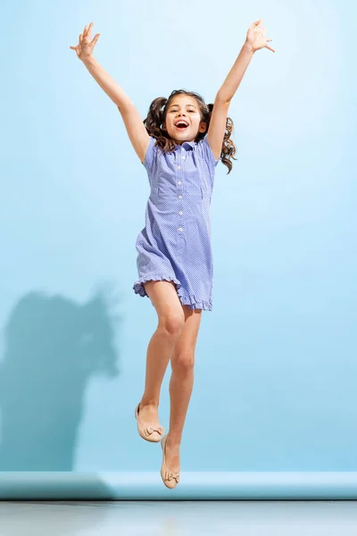 Mała Dziewczynka Skacząca Radości Portret Uwodzicielskiego Dzieciaka Wieku Szkolnym Letniej — Zdjęcie stockowe
