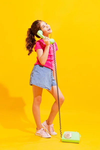 Dzwonię Emocjonalna Dziewczynka Dziecko Luźnym Stylu Ubrania Przy Użyciu Telefonu — Zdjęcie stockowe