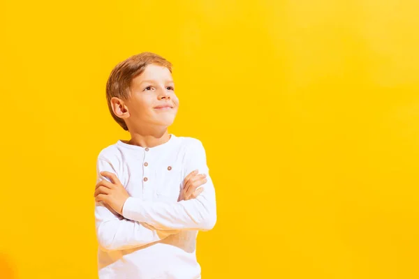 Gondtalan Gyerekkor Álmok Aranyos Kisfiú Portréja Boldog Gyerek Élénk Sárga — Stock Fotó