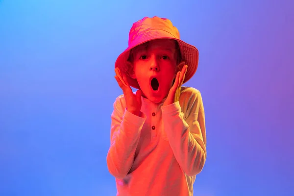 Verbazing Geschokt Jongetje Kind Roze Panama Hoed Geïsoleerd Gradiënt Blauw — Stockfoto