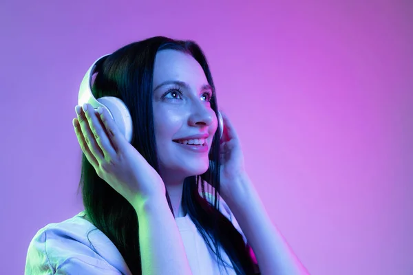 Smiling Adorable Girl Young Woman Listening Music Isolated Purple Background — ストック写真