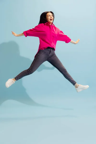 Felicidad Joven Hermosa Mujer Excitada Traje Estilo Casual Saltando Aislado —  Fotos de Stock