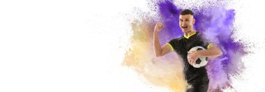 Muzaffer. Kazanmaya hazırlanan genç profesyonel futbolcuyla kolaj renkli barut sıçramasıyla beyaz arka planda izole edilmiş. Zafer, enerji, spor ve bahis. Parlak duygular. İlan için ilan