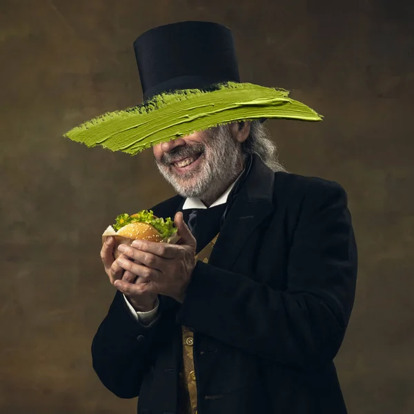 Homem Incognita Comer Sanduíche Arte Moderna Com Homem Cabelos Grisalhos — Fotografia de Stock