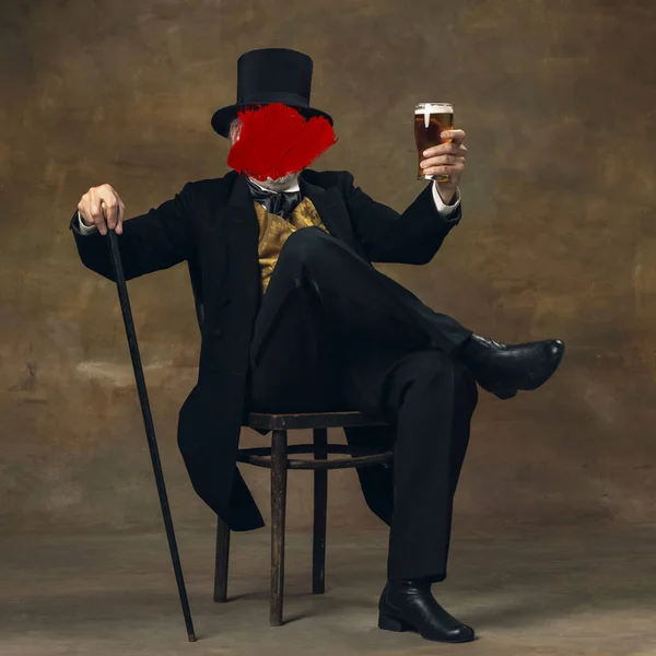 Człowiek Incognita Degustuje Wino Nowoczesna Grafika Eleganckim Starszym Mężczyzną Siwych — Zdjęcie stockowe